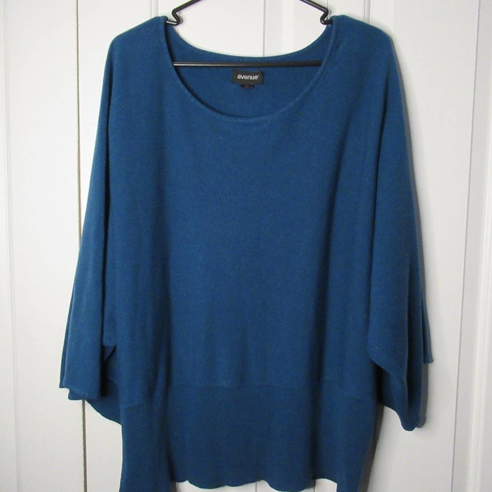 Avenue blue 3/4 sleeve Sweater